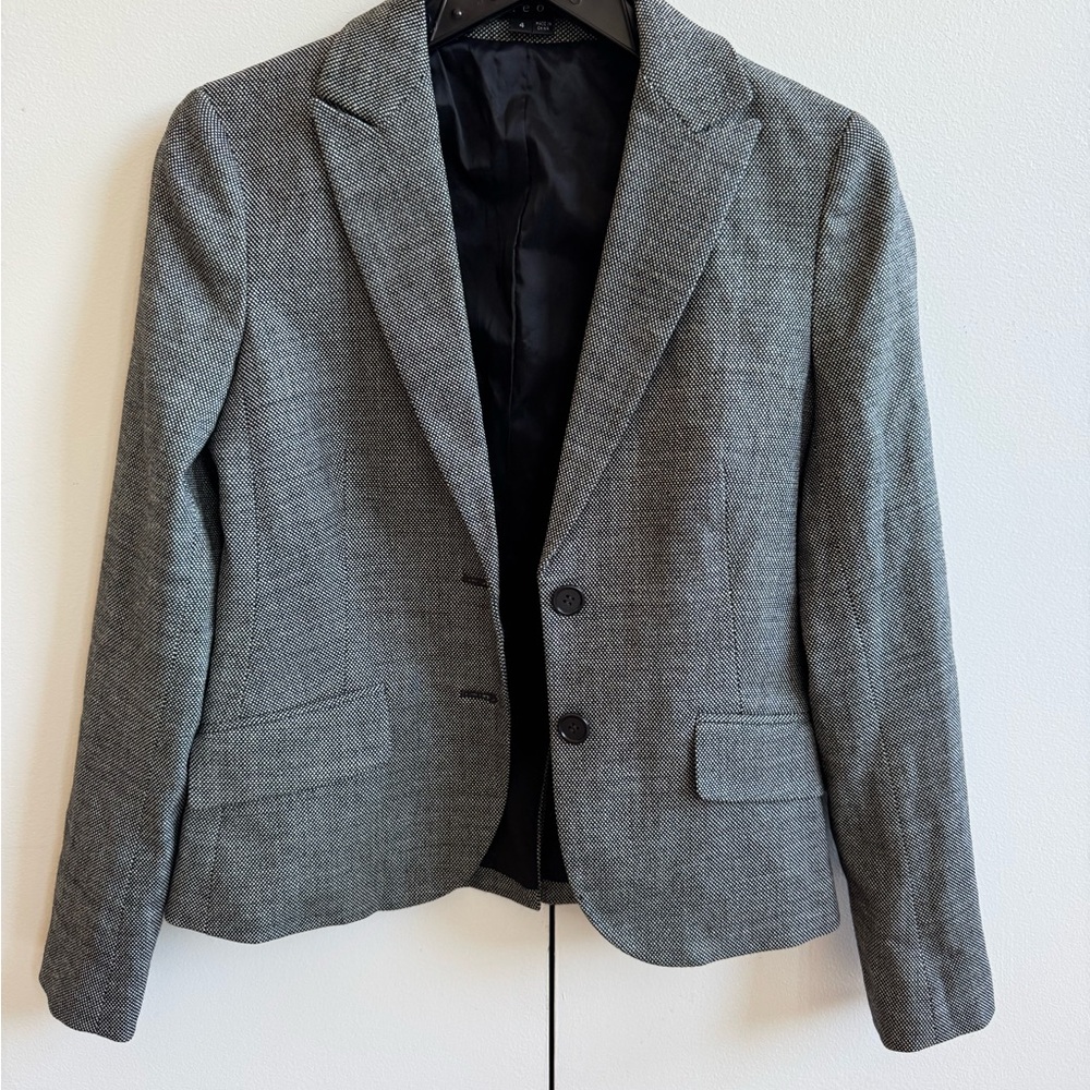 Theory jacket in wool. Black and white